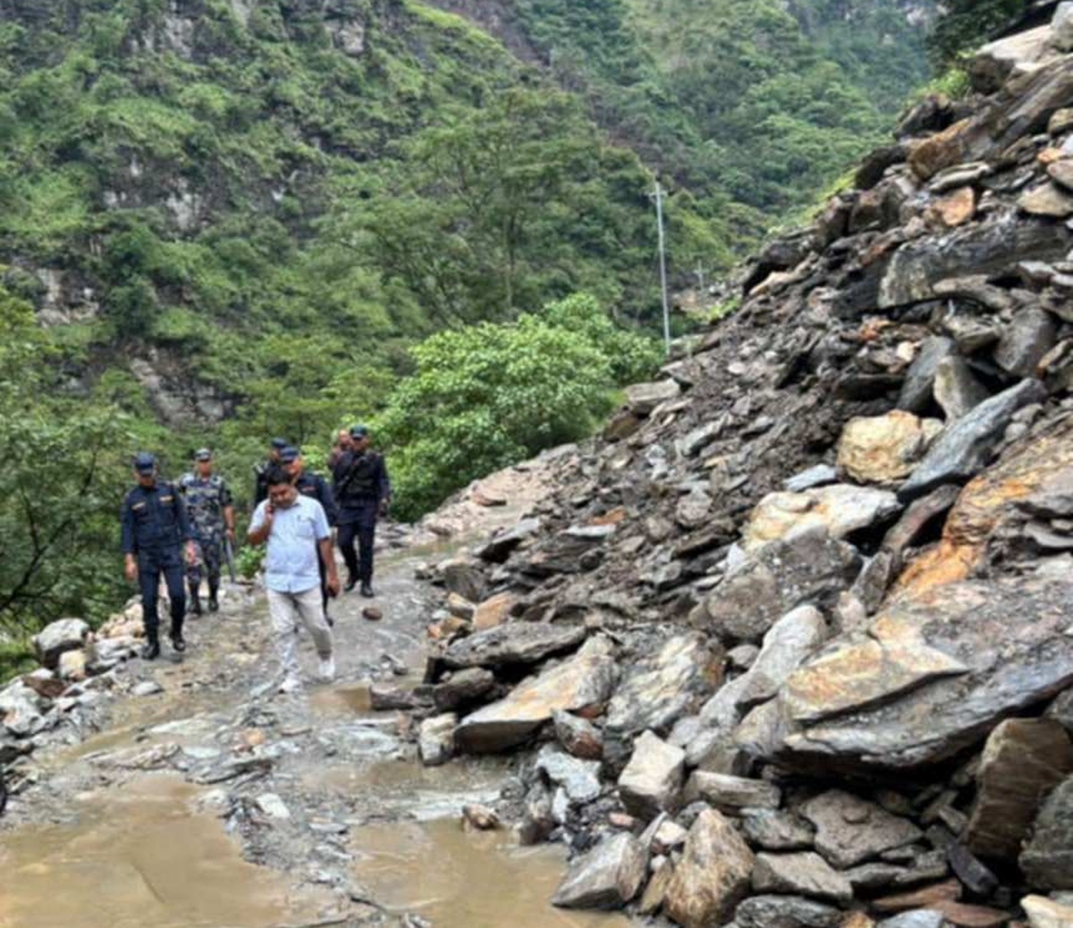 पहिरोले बेनी–जोमसोम सडकको म्याग्दी खण्ड अवरुद्ध