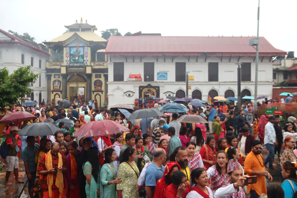  पशुपतिनाथ मन्दिरसहित देशभरका शिवालयमा भक्तजनको घुइँचो 