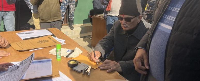 गोरखा-२ बाट बाबुराम भट्टराईले दिए उम्मेदवारी